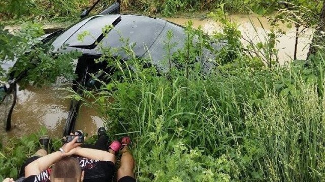 Uciekał przed policją i wodował bmw w rowie – FOTO