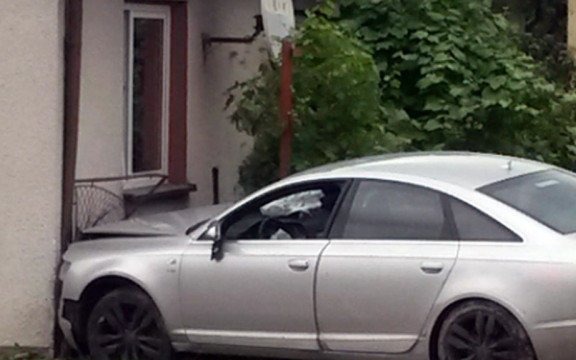 Wybił się z ronda i wylądował na ścianie domu – FOTO