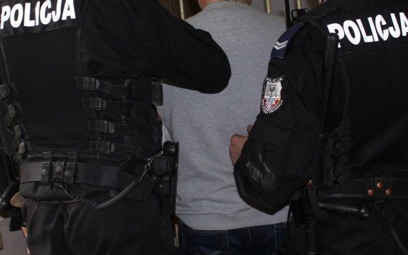 Poszukiwany od roku 23-latek wpadł w ręce policji