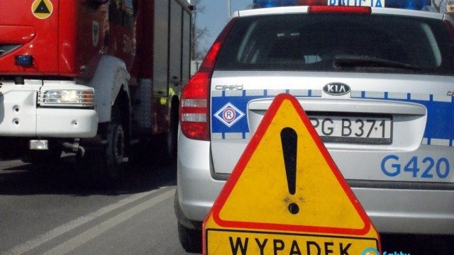 Pieszy ranny po zderzeniu dwóch samochodów