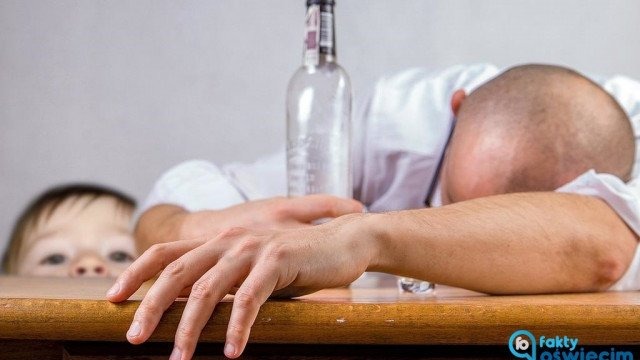 Trójka dzieci w pijanym towarzystwie