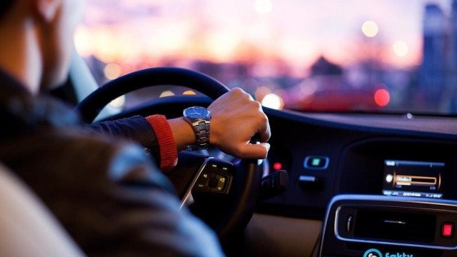 Złamał kierowcy rękę przez… gumę do żucia