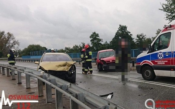 Zderzenie na wiadukcie. Droga krajowa jest zablokowana – FOTO
