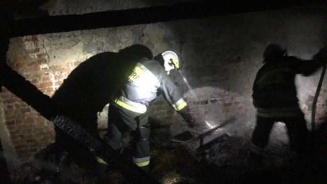 Pożar budynku gospodarczego gasiło dziewięć zastępów – FOTO