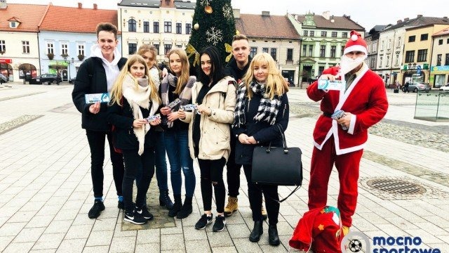 Mikołaj rozdawał bilety na mecz – FILM, FOTO