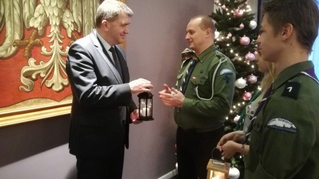 Światło, które łączy przekazane przez harcerzy – FOTO