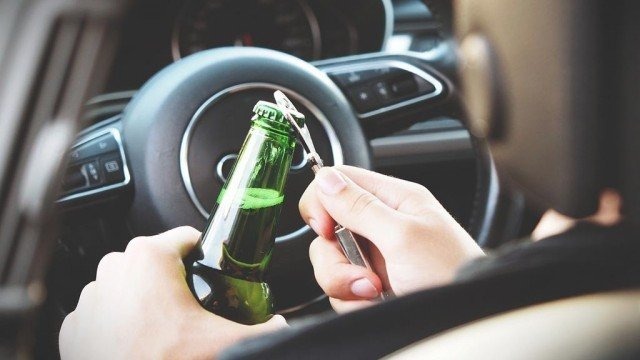 Kierowca popijał piwko… prowadząc samochód