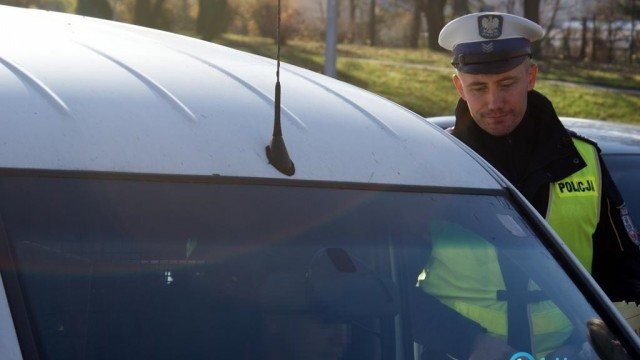 Policjanci skontrolują autokary