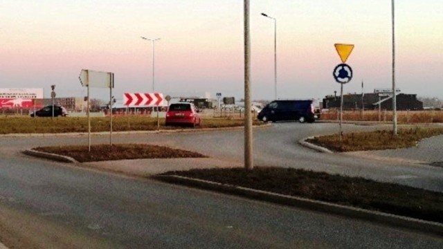 Jechał slalomem i utknął na rondzie