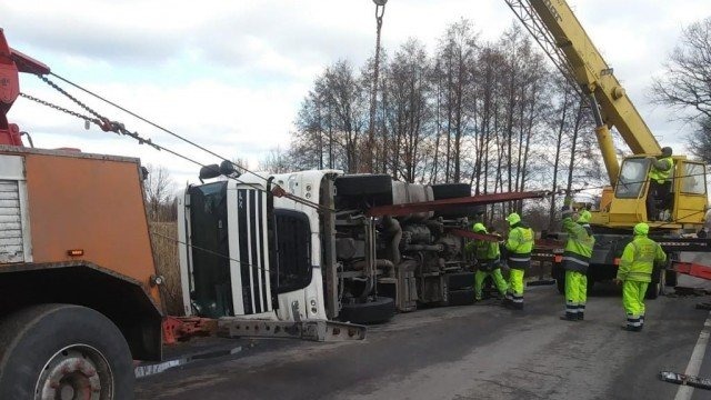 Tir z cysterną przewrócił się do rowu – FOTO