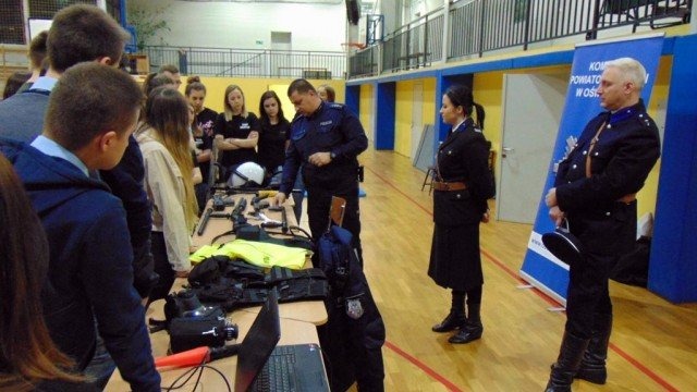 Policjanci i rekonstruktorzy odwiedzili klasy policyjne – FOTO