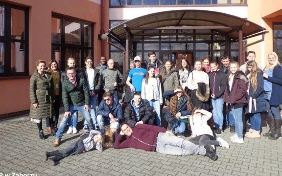 Cicha dyskoteka, czyli świetna zabawa w szkole w Zaborzu – FOTO