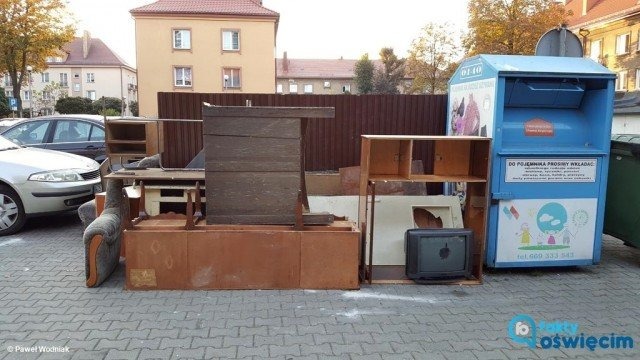 Meble w altankach śmietnikowych to norma – FOTO