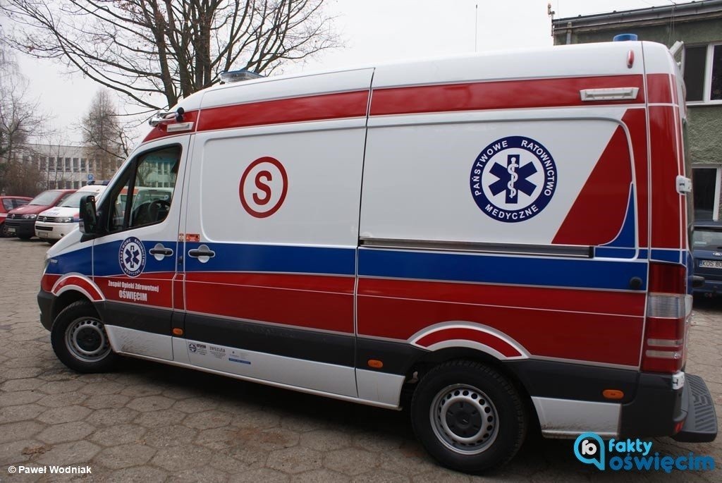 Uderzył rowerem w samochód. Nie wie kim jest