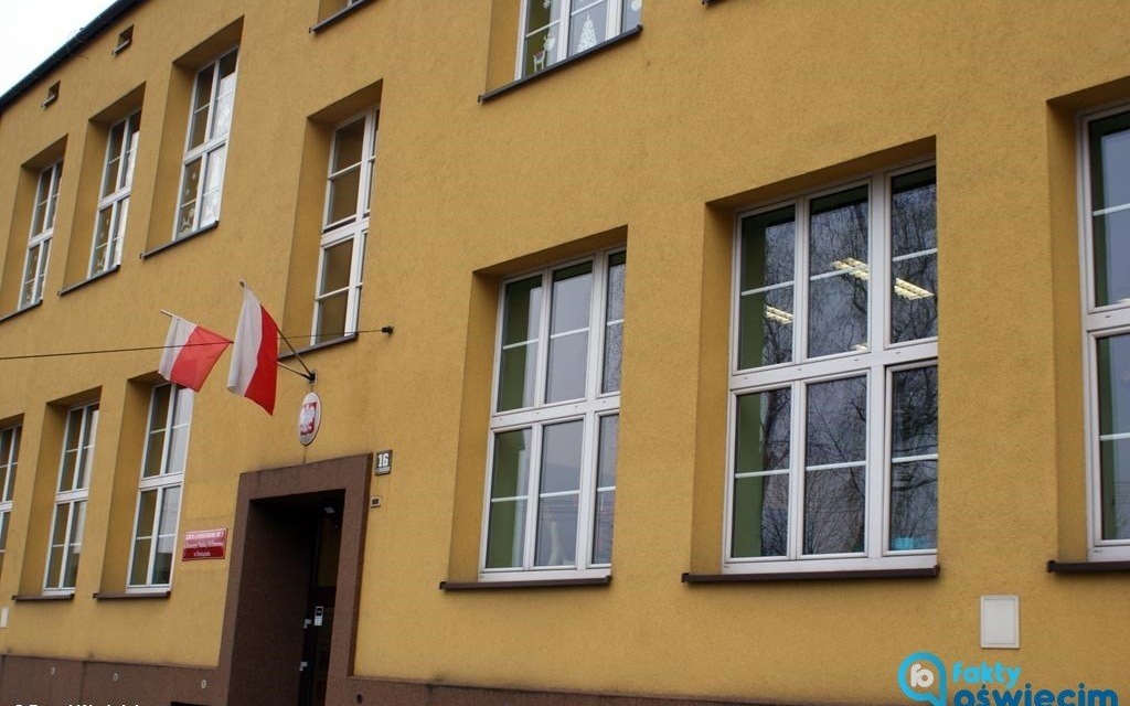 Prezydent z determinacją walczy o zamknięcie szkoły Trójki