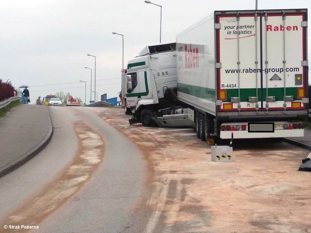 Kraksa ciężarówek na wiadukcie – FOTO