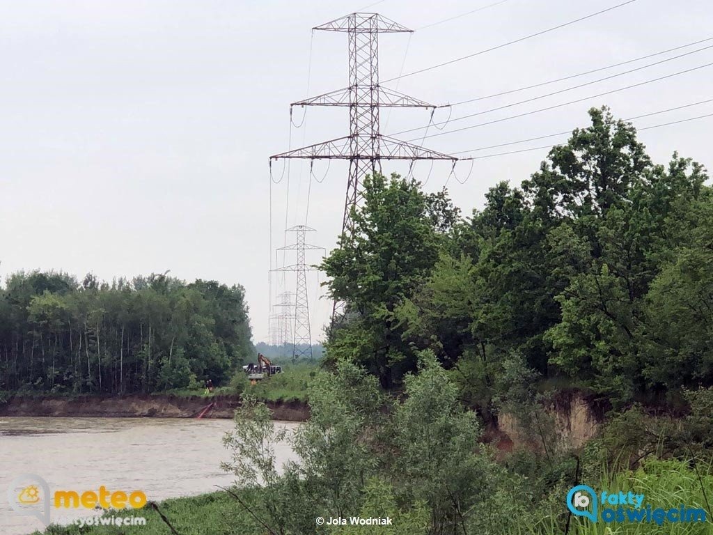 Soła podmywa słup wysokiego napięcia. Będzie ewakuacja? – FILM, FOTO