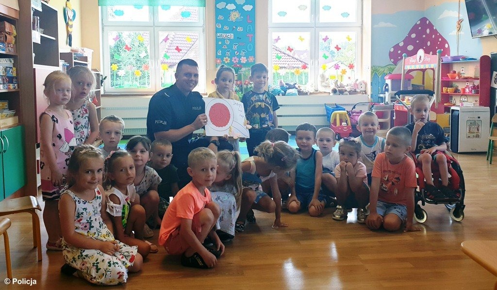 Policjanci w bajkowym dworku