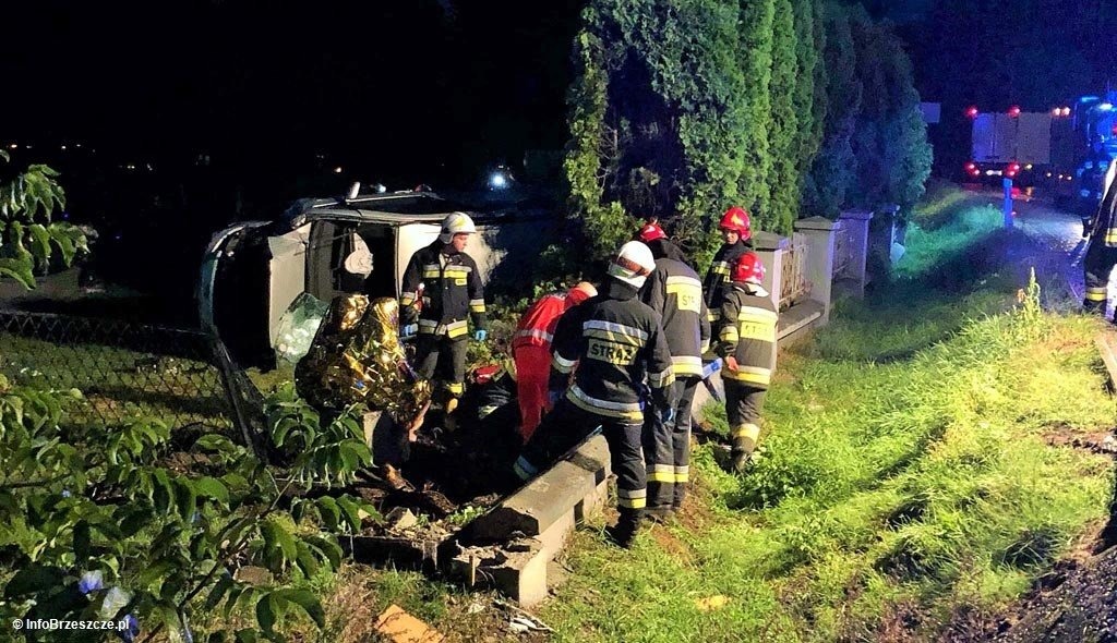 Wypadła z drogi i wywróciła samochód na bok – FOTO