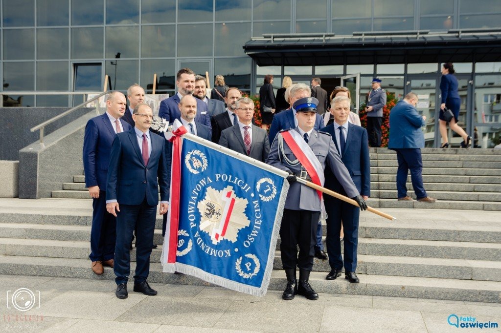 Oświęcimscy policjanci mają swój sztandar – FILM, FOTO