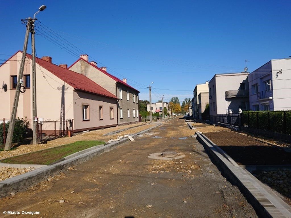 Ulica Orzeszkowej bez asfaltu, a drogowców nie ma