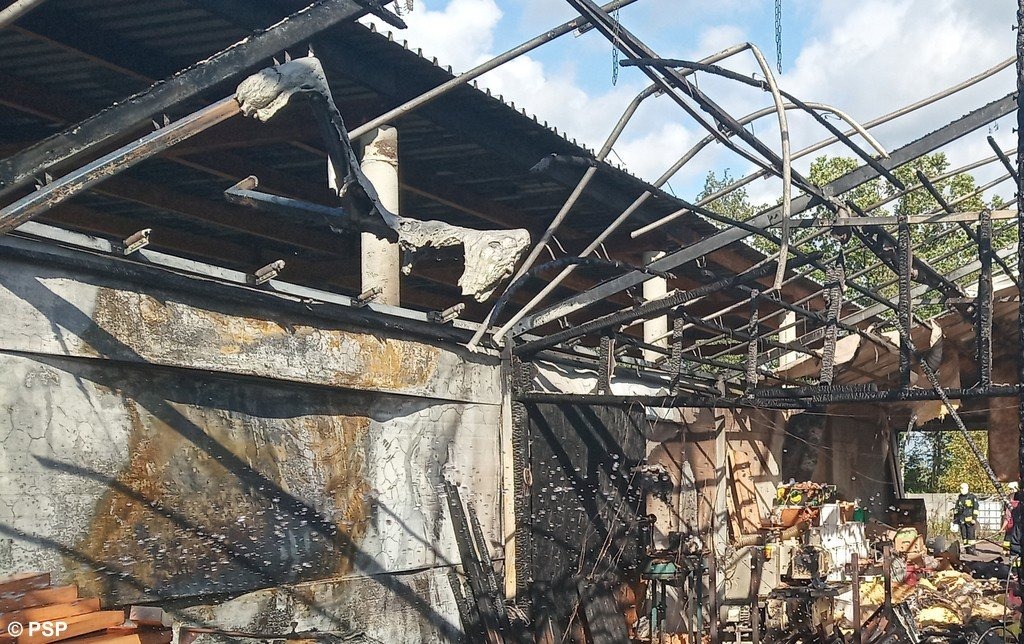 Sześćdziesięciu strażaków walczyło z pożarem