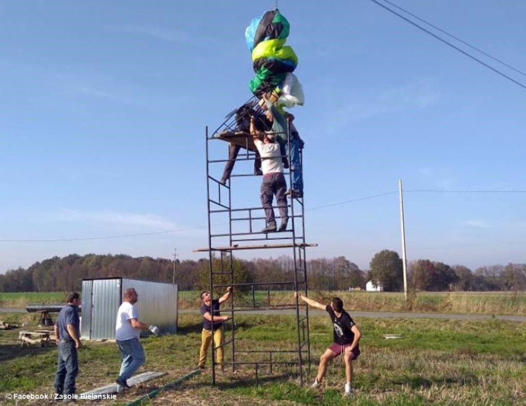 Motolotniarz zawisł na linii energetycznej – FILM, FOTO
