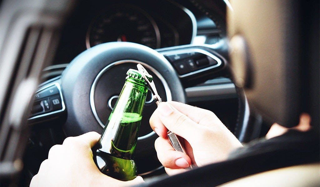 Dwóch pijanych w rowach, jeden na ogrodzeniu