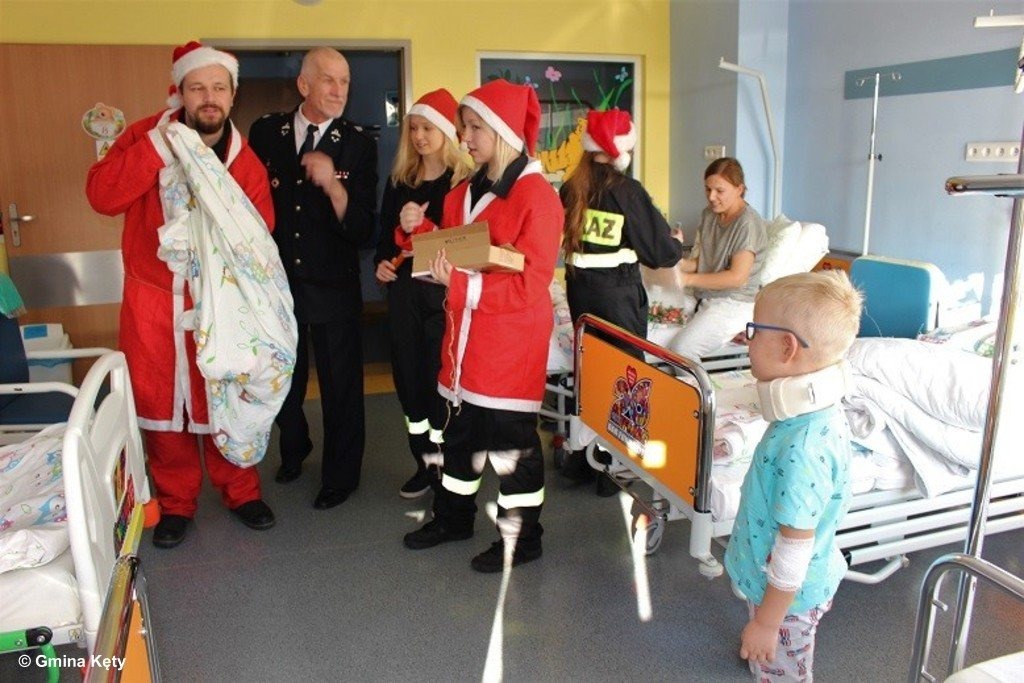 Kęcki Mikołaj odwiedził dzieci na szpitalnych oddziałach