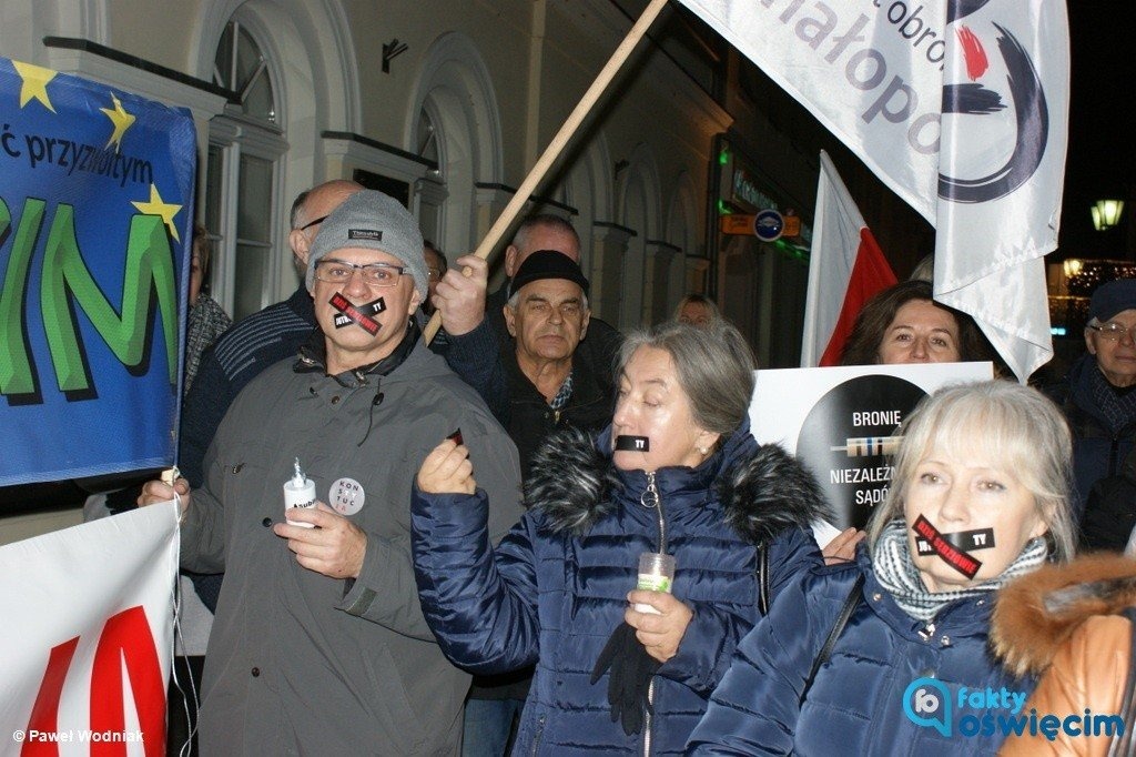 “PIS wprowadza prawo rodem z PRL” – FILM, FOTO
