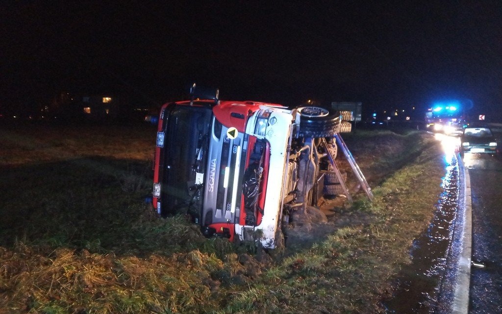 Jechali na ratunek, o mało nie stracili życia – FOTO