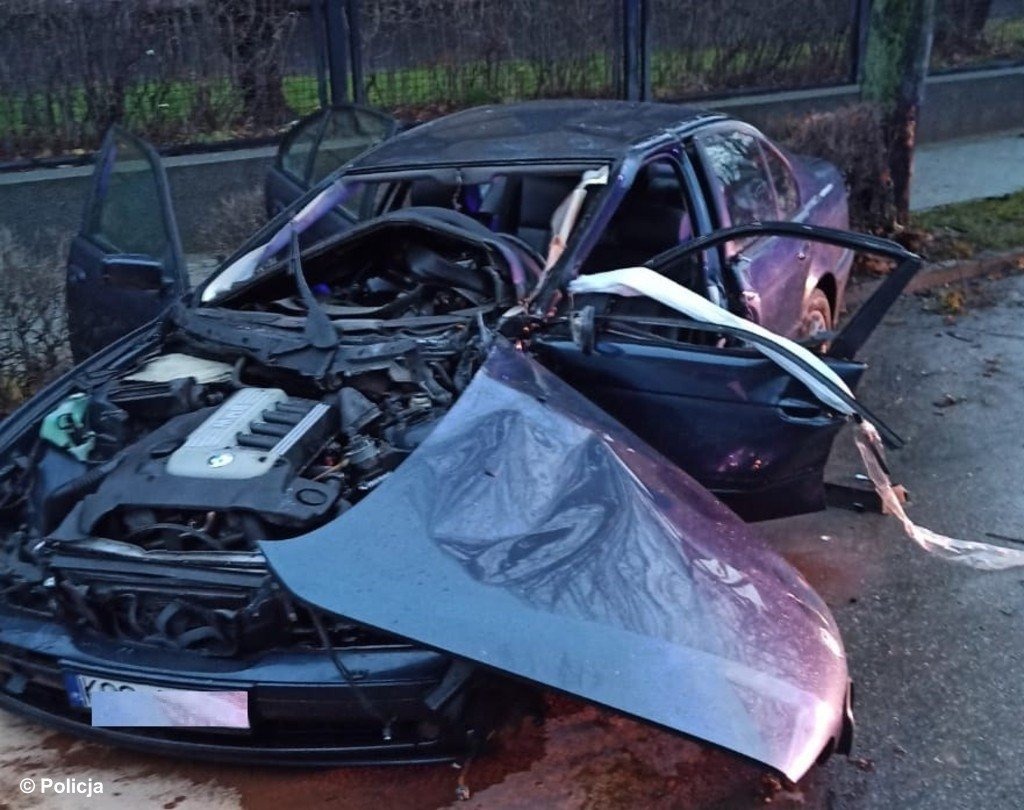 Wpadł w poślizg i uderzył w drzewo. Droga jest nieprzejezdna – FOTO