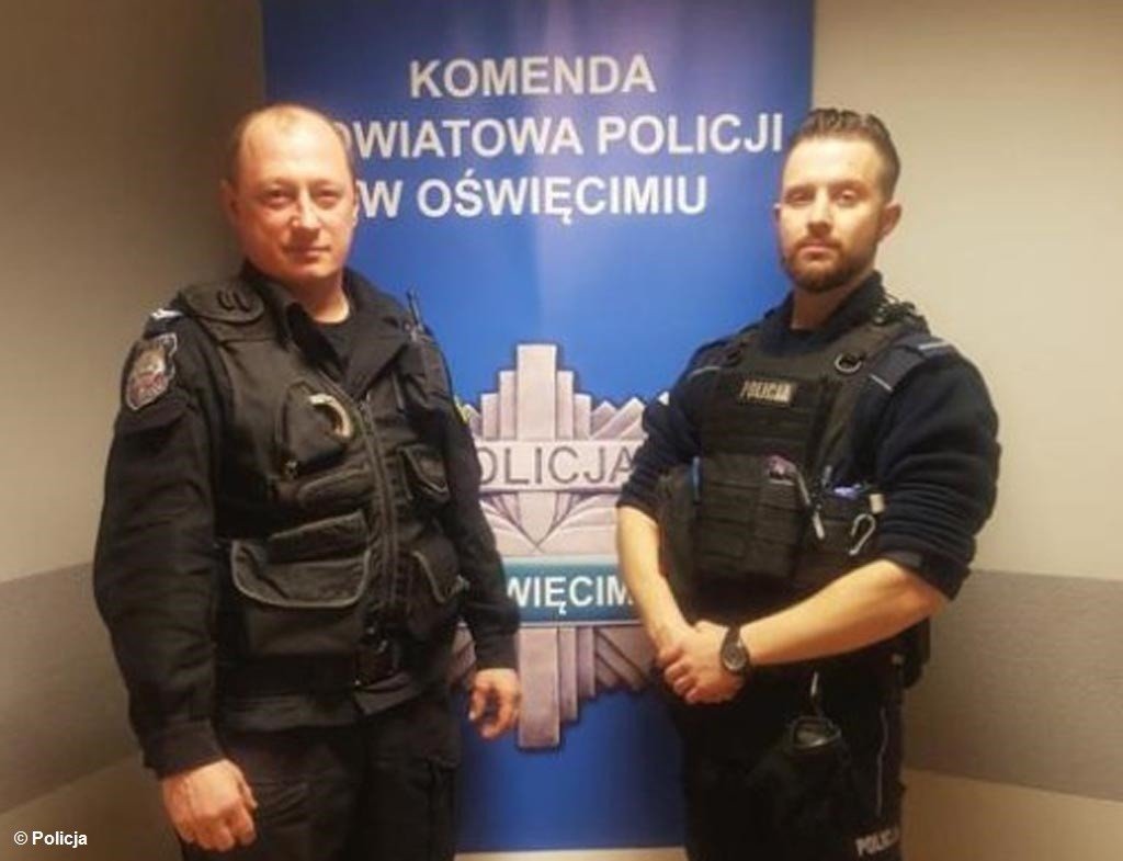 Policjanci wynieśli mężczyznę z zadymionego mieszkania