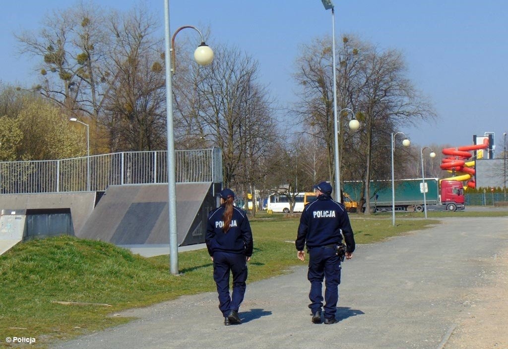 Policjanci kontrolują place zabaw i skateparki
