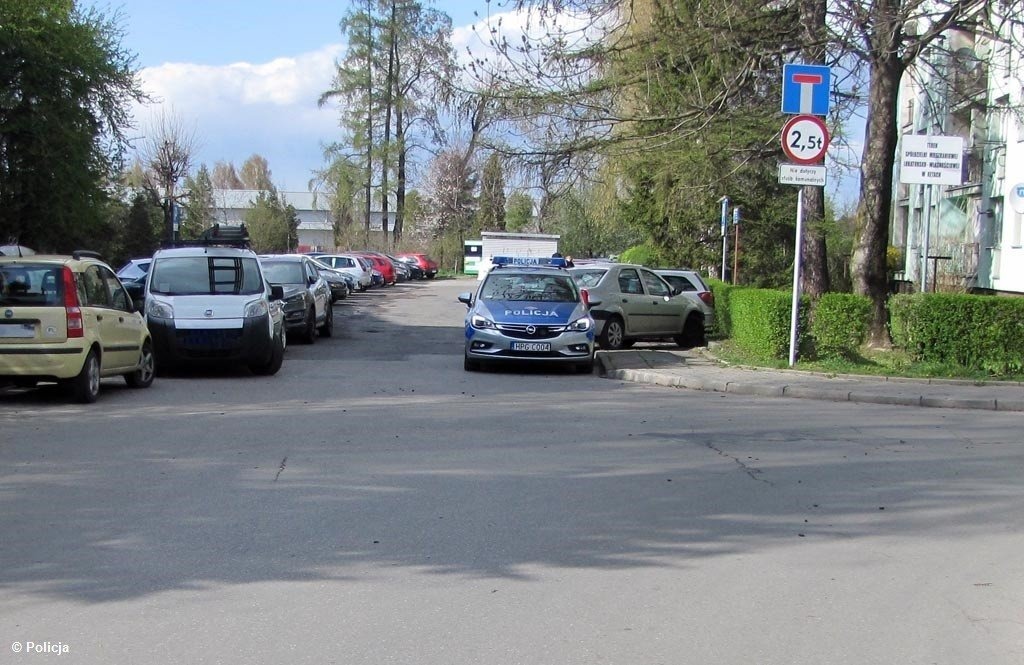 Zawracał i potrącił kobietę. Drugi jechał bez prawa jazdy