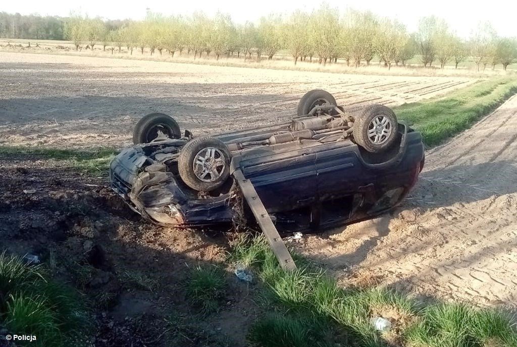 Honda dachowała, kierowca miał ponad dwa promile – FOTO