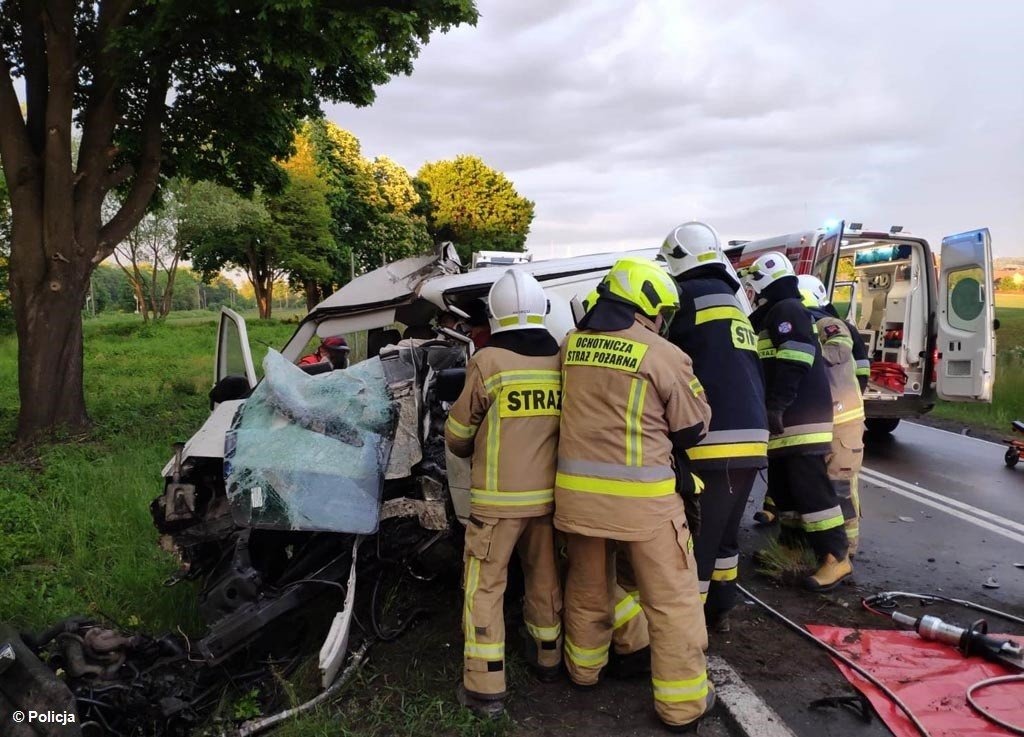 Uderzył w drzewo. Ratowali go inni kierowcy – FOTO