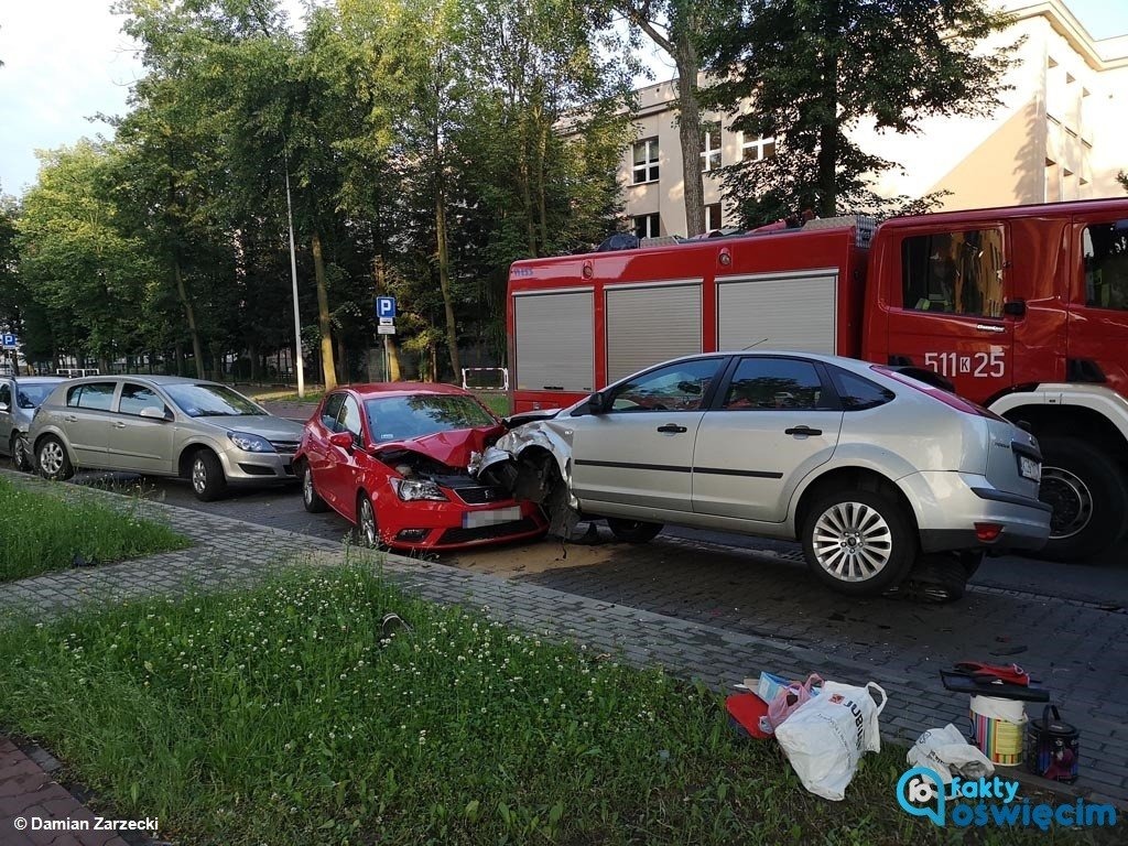 Zasnął za kierownicą. Uszkodził pięć samochodów – FOTO