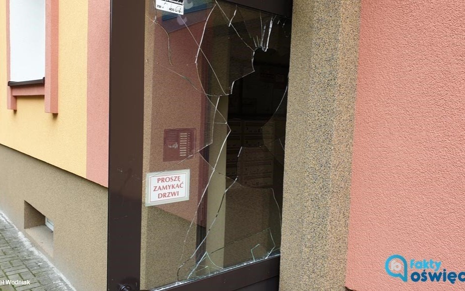 Groził nożem, wybił szybę, wyzywał ludzi