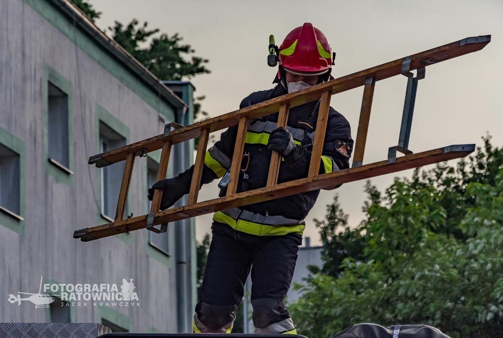 Pożar mieszkania w bloku. Sąsiedzi uratowali seniorkę – FOTO