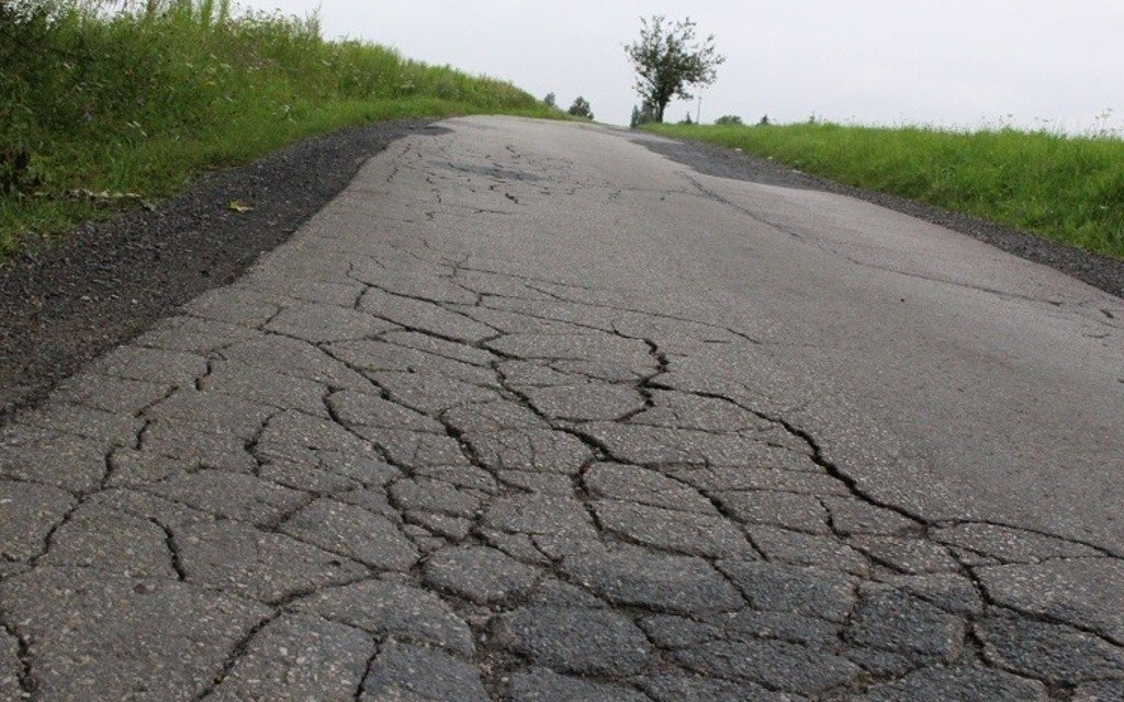 Naprawią dziurawe drogi – FOTO