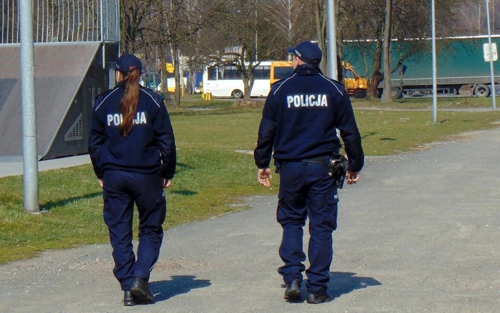 Policjanci wciąż pilnują przestrzegania zaleceń epidemicznych