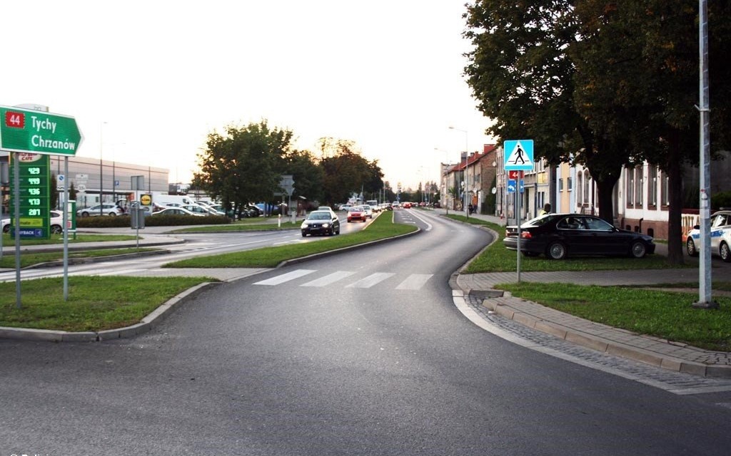 Wbiegła na przejście. Potrącił ją samochód – FOTO