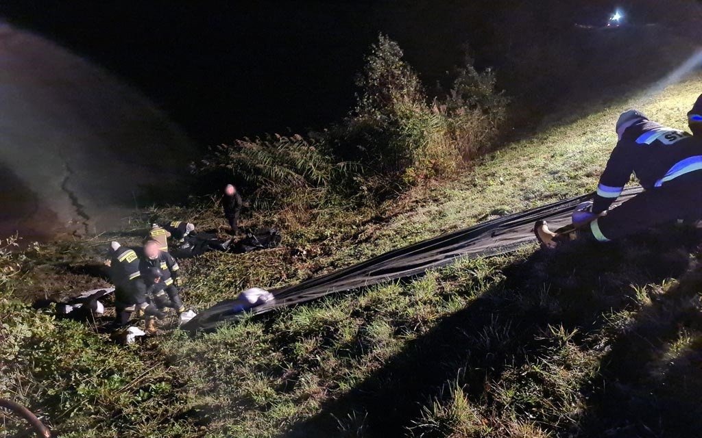 Strażacy zabezpieczają przesiąkający wał w Jawiszowicach – FILM, FOTO