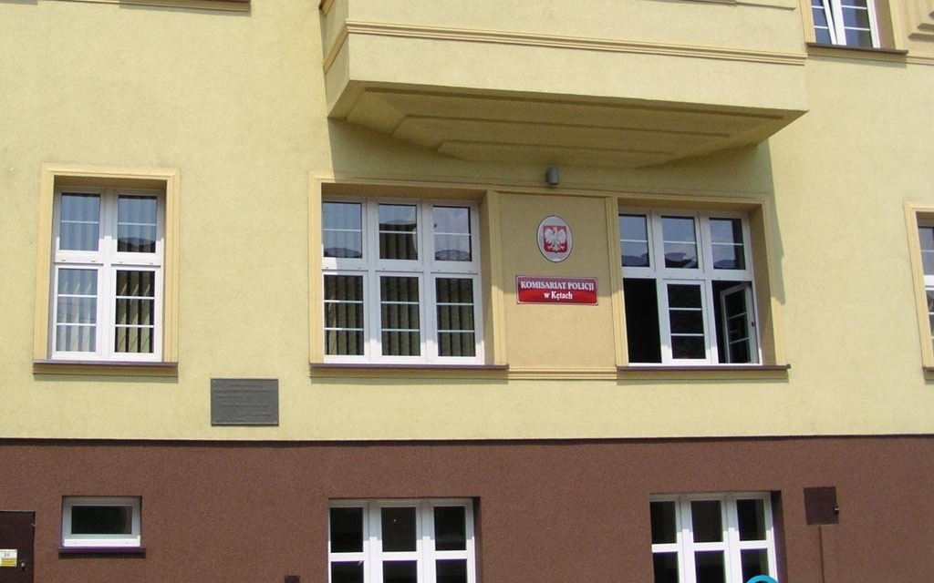 Policjanci zakręcili gaz i wynieśli kobietę z domu