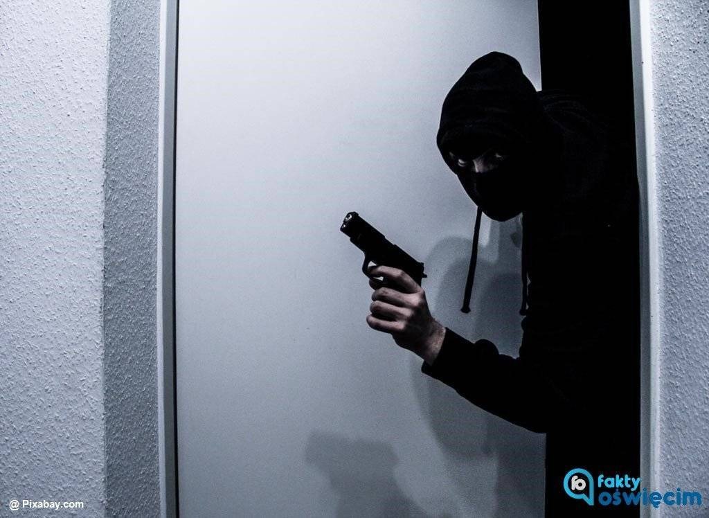 Napad z pistoletem. Policjanci ujęli dwóch bandytów
