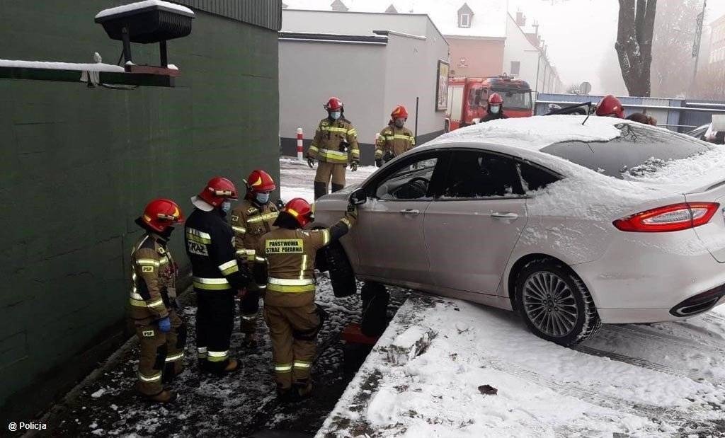 Wpadła w poślizg i zawisła na murku – FOTO