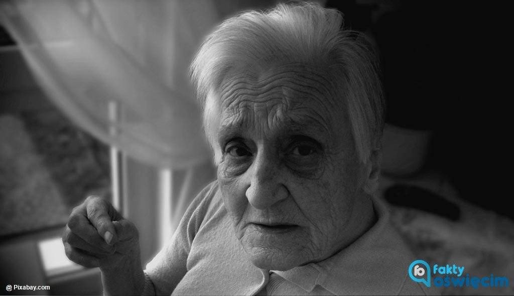 Seniorka bez ciepłej odzieży błąkała się po ulicy