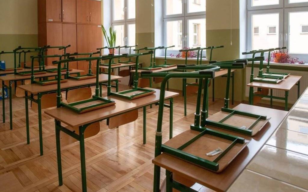Do szkół wracają uczniowie klas I-III, starsi będą mieli naukę zdalną