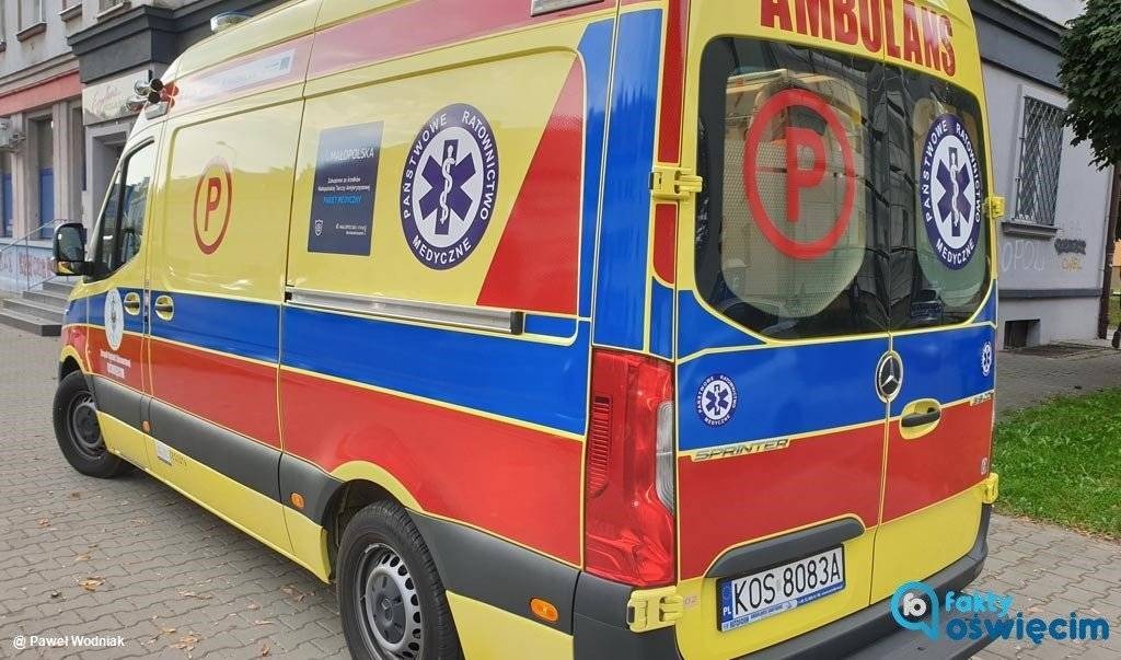 Pieszy uderzył w samochód, choć ten się zatrzymał